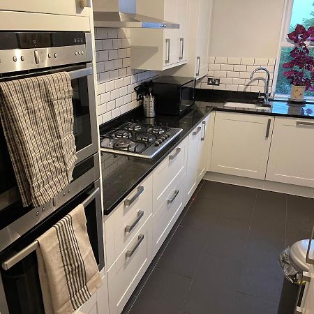 Spacious 2-Bedroom Flat Near Surbiton Station Exterior foto