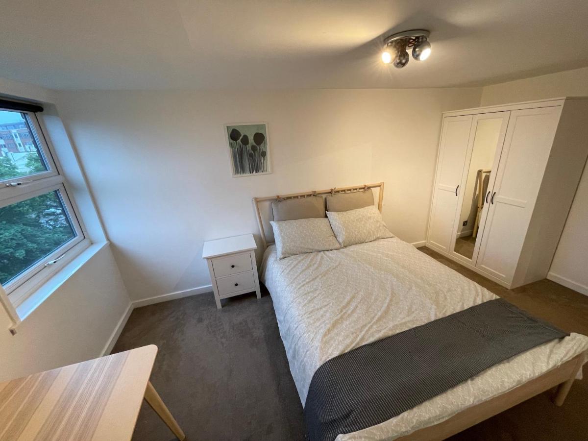 Spacious 2-Bedroom Flat Near Surbiton Station Exterior foto