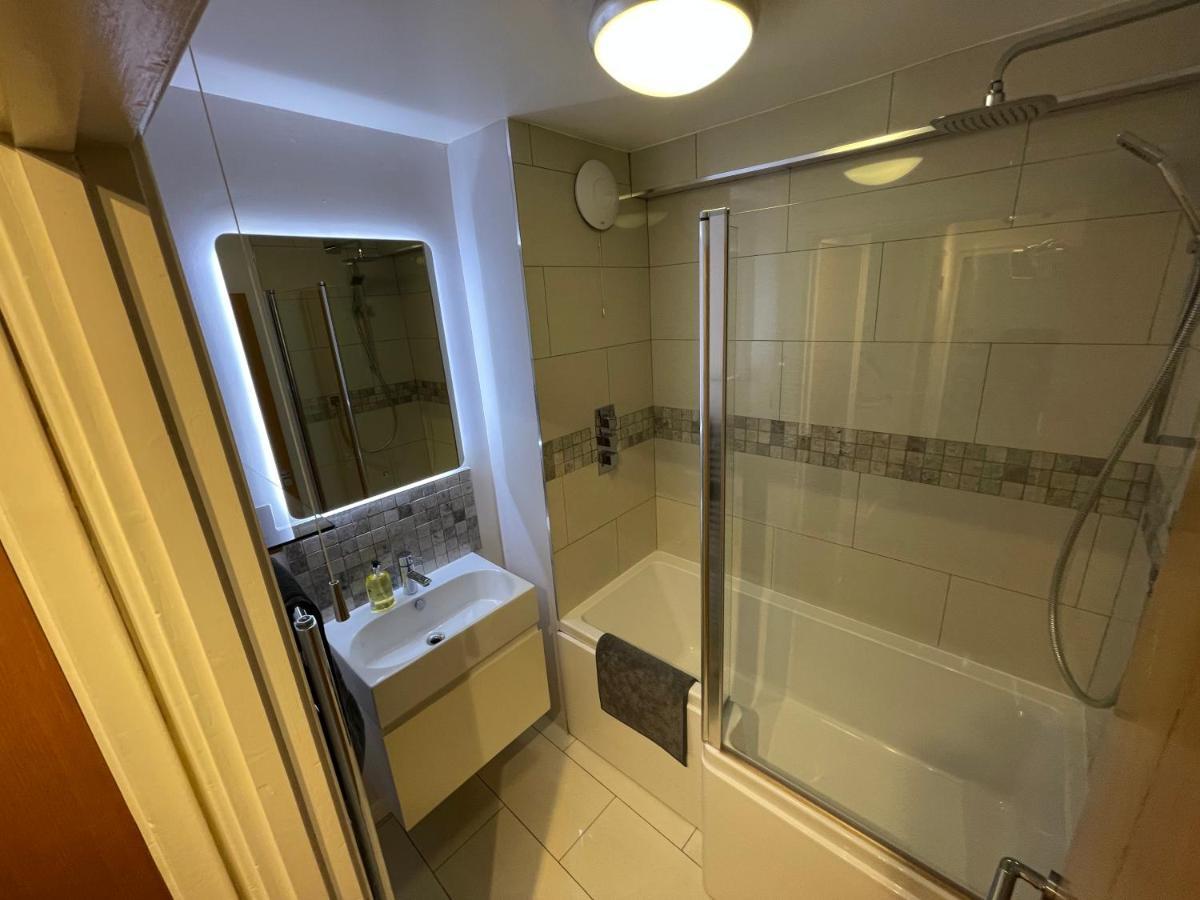 Spacious 2-Bedroom Flat Near Surbiton Station Exterior foto