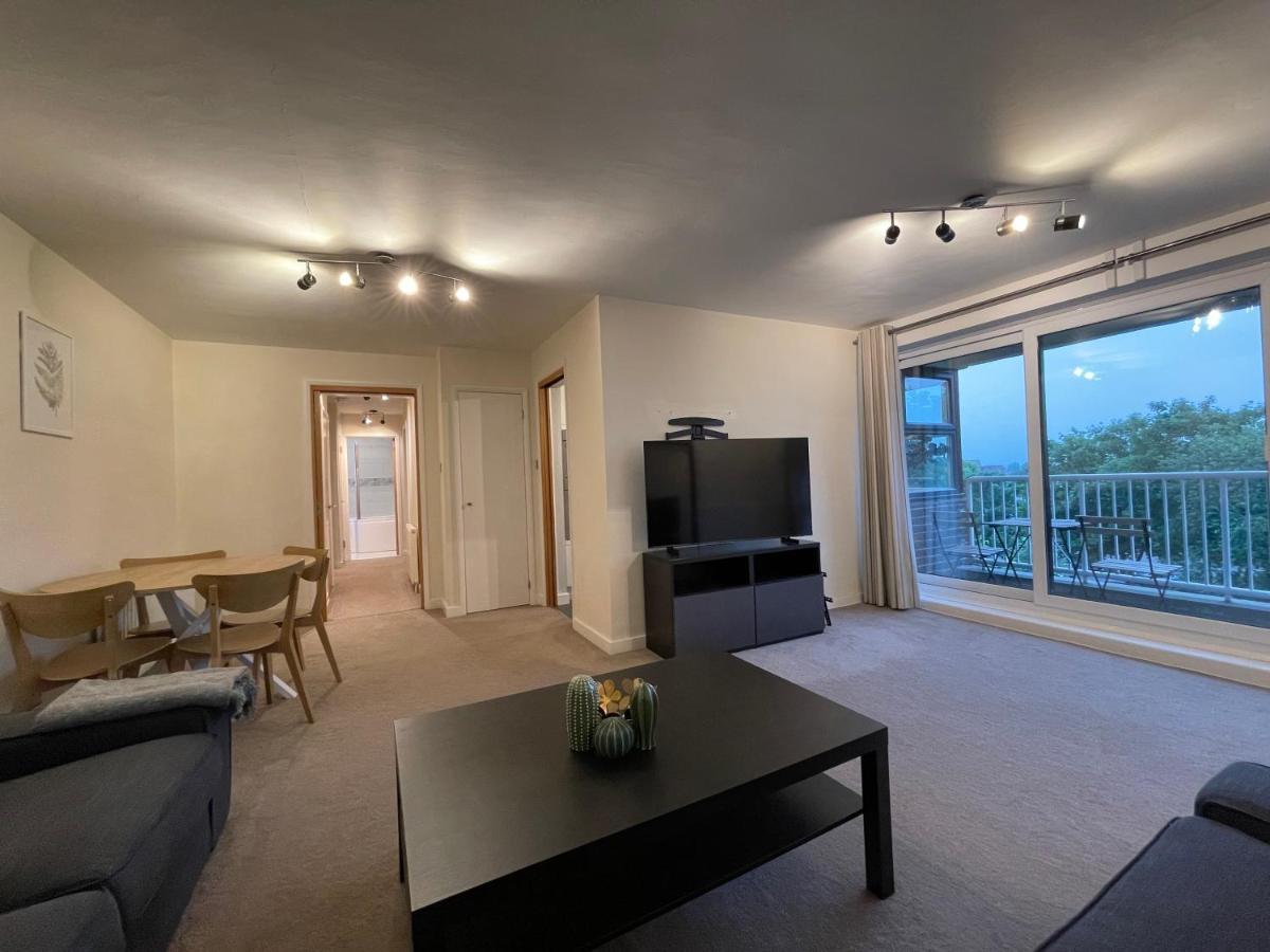Spacious 2-Bedroom Flat Near Surbiton Station Exterior foto