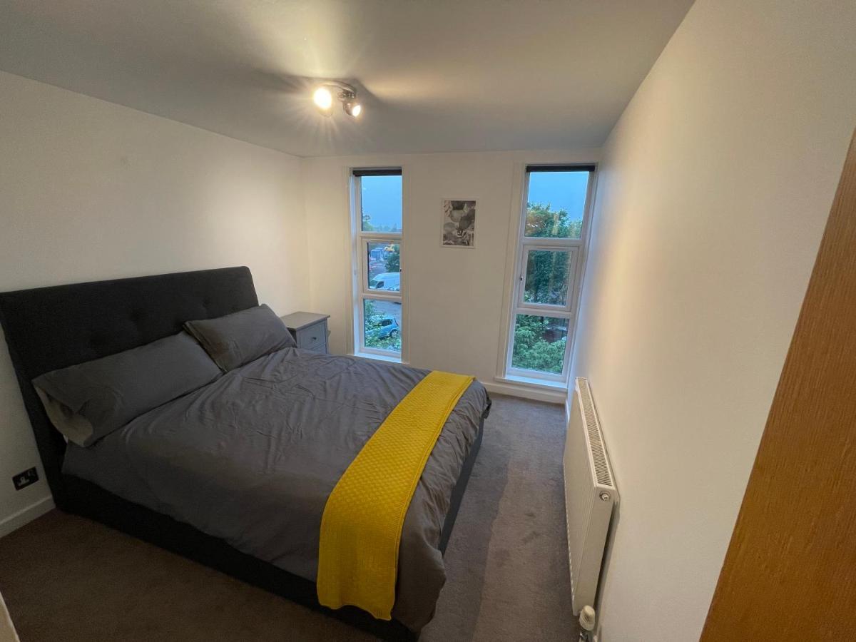 Spacious 2-Bedroom Flat Near Surbiton Station Exterior foto